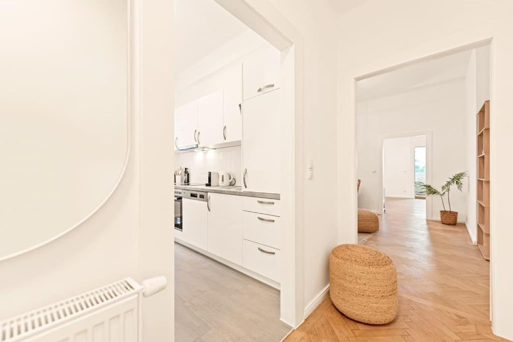 Cozy Apartment In Quiet Location, Fast Train Station 100M Away, Contactless Check-In Vienna Exterior photo