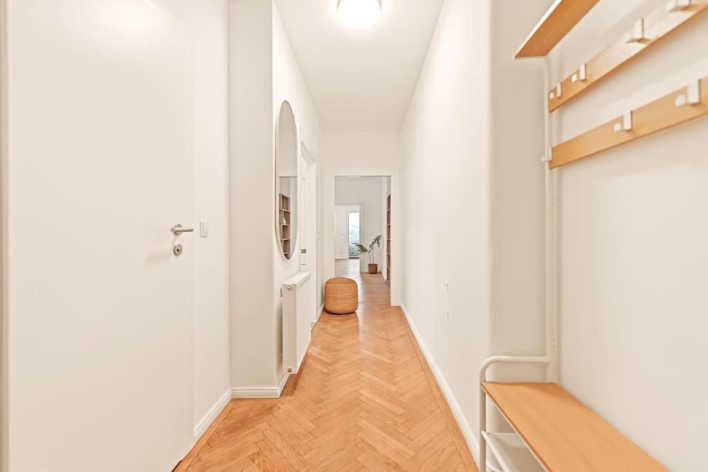 Cozy Apartment In Quiet Location, Fast Train Station 100M Away, Contactless Check-In Vienna Exterior photo