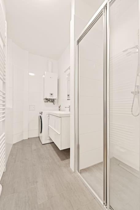 Cozy Apartment In Quiet Location, Fast Train Station 100M Away, Contactless Check-In Vienna Exterior photo