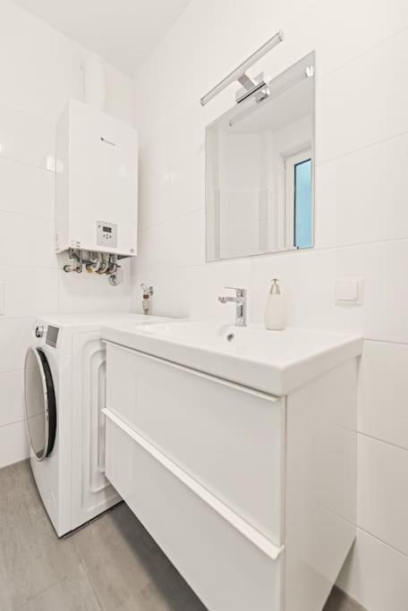 Cozy Apartment In Quiet Location, Fast Train Station 100M Away, Contactless Check-In Vienna Exterior photo