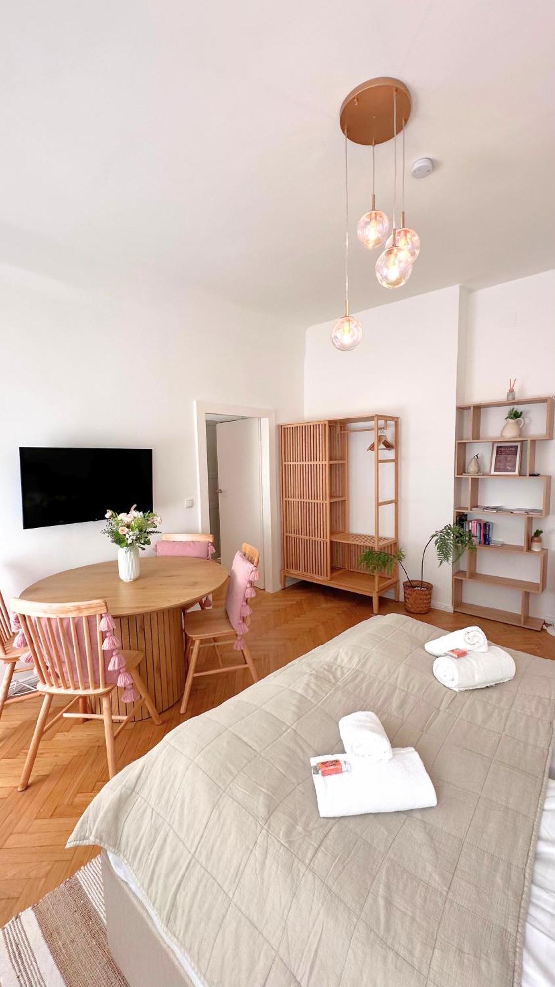 Cozy Apartment In Quiet Location, Fast Train Station 100M Away, Contactless Check-In Vienna Exterior photo